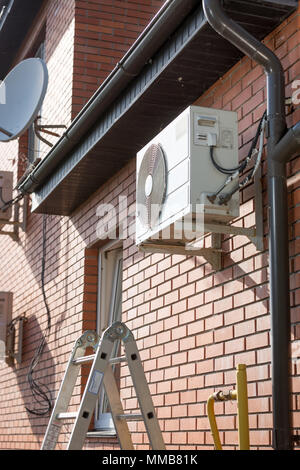 Photo de la partie extérieure du système de conditionnement d'air accroché sur mur de la maison Banque D'Images