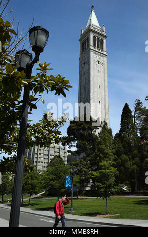 Sather Tower, également connu sous le nom de l'hôtel Campanile, sur l'Université de Californie à Berkeley campus. Banque D'Images