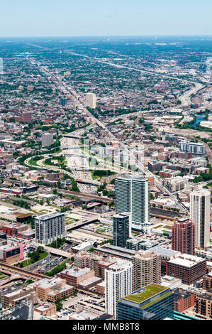 Vue de Chicago à NW de Willis Tower avec grande intersection sur Kennedy Expressway à moyenne distance. Banque D'Images