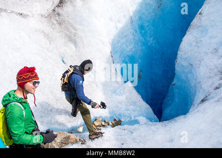 Les touristes de prendre des photos, Hielo Y Aventura Grand Tour de glace, le Glacier Perito Moreno, Glaciar Perito Moreno, Argentine Banque D'Images