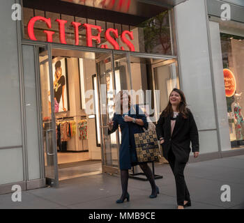 Magasin Guess sur la Cinquième Avenue à Manhattan, à New York le mardi, Mai 8, 2018. (Â© Richard B. Levine) Banque D'Images