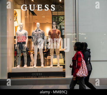 Magasin Guess sur la Cinquième Avenue à Manhattan, à New York le mardi, Mai 8, 2018. (Â© Richard B. Levine) Banque D'Images