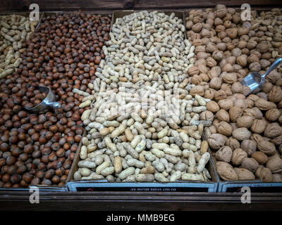 (L-R) noisettes, arachides et noix brutes en vrac dans une épicerie à New York dans le Lundi 7 mai 2018.. (Â© Richard B. Levine) Banque D'Images