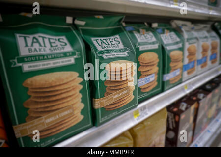 Paquets de Tate's Bake Shop marque les cookies sur une étagère de supermarché à New York le lundi 7 mai 2018. Mondelez International, le fabricant de l'oréo, a annoncé qu'il s'appropriait le Southampton, NY fabricant de biscuits artisanaux, Tate's Bake Shop, pour environ 500 millions de dollars. Les grands conglomérats de l'alimentation, à la suite de l'évolution des goûts des consommateurs, sont l'acquisition de petits, artisanale et marques naturelles. (Â© Richard B. Levine) Banque D'Images