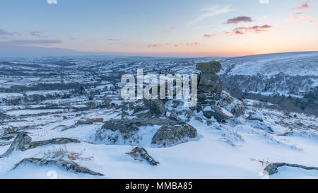 La neige a couvert plus Chinkwell à Widecombe Tor. Banque D'Images