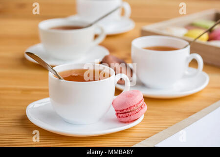 Service à thé et macarons Banque D'Images