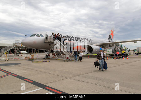 Melbourne, Australie : Avril 01, 2018 : Les passagers débarquent un vol Jetstar à l'aéroport de Tullamarine. Jetstar est une compagnie aérienne à bas prix. Banque D'Images