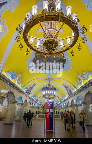 Moscou, Russie - avril, 29, 2018 : vue intérieure de la station de métro Komsomolskaya la nuit, le métro est un excellent exemple de la conception soviétique à Moscou Banque D'Images