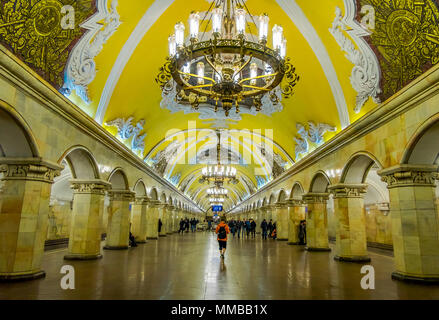 Moscou, Russie - avril, 29, 2018 : vue intérieure de la station de métro Komsomolskaya la nuit, le métro est un excellent exemple de la conception soviétique à Moscou Banque D'Images