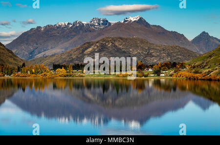 Reflets et couleurs d'automne sur Lake Hayes Banque D'Images