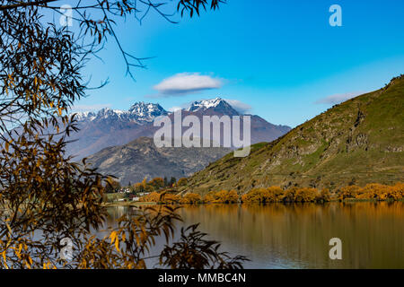 Reflets et couleurs d'automne sur Lake Hayes Banque D'Images