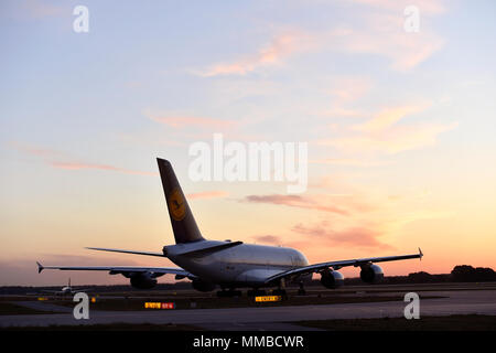 Un 380-800, A380, Lufthansa, Coucher de soleil, Déploiement, avion, avion, Avion, Aéroport Munich, MUC, Allemagne, Banque D'Images