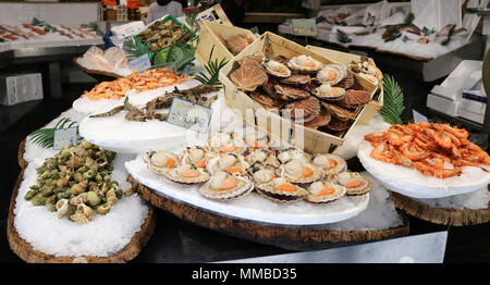 Des fruits de mer vendus sur un stand. Banque D'Images