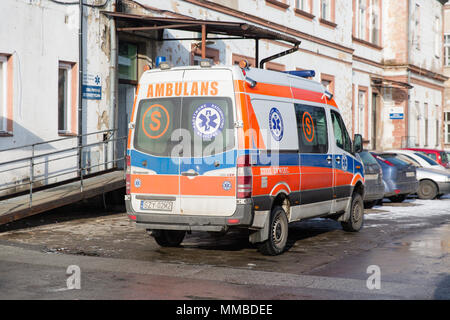 Ambulance stationnée à l'Hôpital du comté de Zywiec, Pologne. Véhicule de secours médical. Transport d'urgence de l'hôpital. Banque D'Images