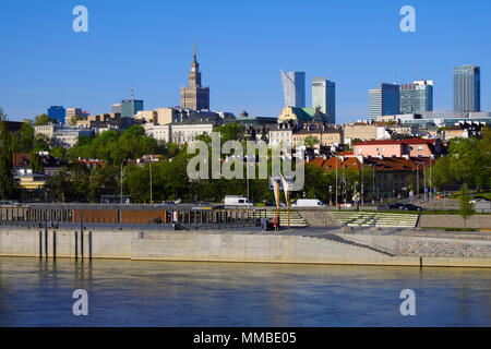 Varsovie, Mazovie / Pologne - 2018/04/22 : Vue panoramique du quartier central de Varsovie avec gratte-ciel du quartier de la CEEL et à la Vistule ban Banque D'Images