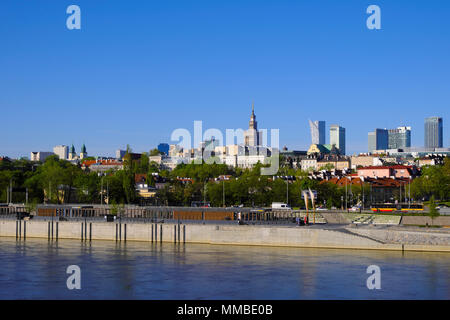 Varsovie, Mazovie / Pologne - 2018/04/22 : Vue panoramique du quartier central de Varsovie avec gratte-ciel du quartier de la CEEL et à la Vistule ban Banque D'Images