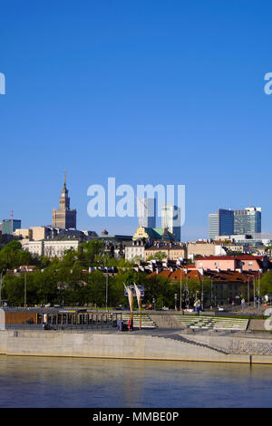 Varsovie, Mazovie / Pologne - 2018/04/22 : Vue panoramique du quartier central de Varsovie avec gratte-ciel du quartier de la CEEL et à la Vistule ban Banque D'Images