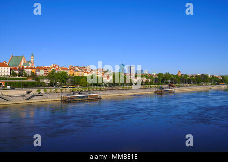 Varsovie, Mazovie / Pologne - 2018/04/22 : Vue panoramique du quartier historique de Varsovie avec le Château Royal et de la vieille ville de cour vu de la Vistule riv Banque D'Images