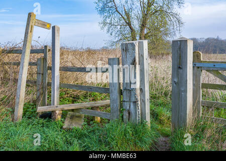 Stile en bois dans un champ sur un sentier public dans le West Sussex, Angleterre, Royaume-Uni. Banque D'Images