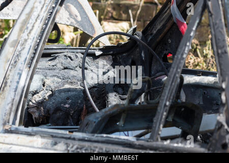 Burnt Out voiture abandonnée après un incendie, au Royaume-Uni. Voiture brûlée. Incendie automatique. Banque D'Images