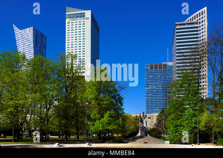 Varsovie, Mazovie / Pologne - 2018/04/22 : Vue panoramique sur les gratte-ciel modernes dans le centre-ville de Varsovie Banque D'Images