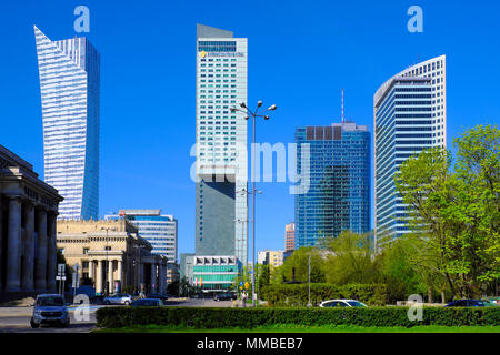 Varsovie, Mazovie / Pologne - 2018/04/22 : Vue panoramique sur les gratte-ciel modernes dans le centre-ville de Varsovie Banque D'Images