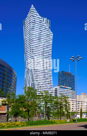 Varsovie, Mazovie / Pologne - 2018/04/22 : Zlota 44 Sail - Zagiel gratte-ciel du centre-ville de Varsovie à Zlota et rues Emilii Plater Banque D'Images