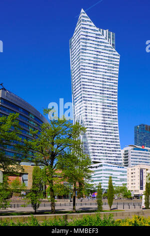 Varsovie, Mazovie / Pologne - 2018/04/22 : Zlota 44 Sail - Zagiel gratte-ciel du centre-ville de Varsovie à Zlota et rues Emilii Plater Banque D'Images