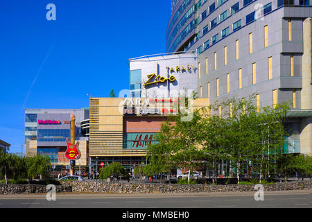 Varsovie, Mazovie / Pologne - 2018/04/22 Zlote Tarasy : terrasses d'Or / centre commercial de Varsovie centre ville dans Zlota et rues Emilii Plater Banque D'Images