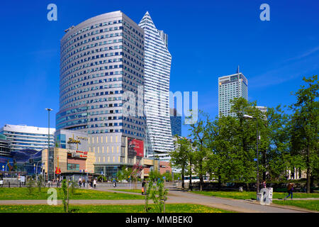 Varsovie, Mazovie / Pologne - 2018/04/22 : Vue panoramique sur les gratte-ciel modernes dans le centre-ville de Varsovie Banque D'Images