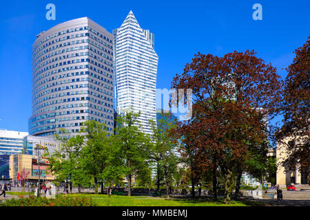 Varsovie, Mazovie / Pologne - 2018/04/22 : Vue panoramique sur les gratte-ciel modernes dans le centre-ville de Varsovie Banque D'Images