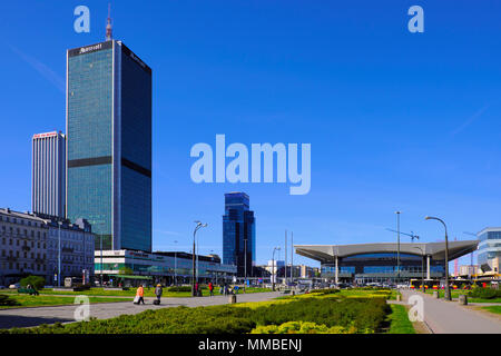 Varsovie, Mazovie / Pologne - 2018/04/22 : la gare centrale de Varsovie et les gratte-ciel modernes dans le centre-ville de Varsovie à l'Avenue Jerozolimskie Banque D'Images