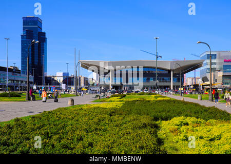 Varsovie, Mazovie / Pologne - 2018/04/22 : la gare centrale de Varsovie et les gratte-ciel modernes dans le centre-ville de Varsovie à l'Avenue Jerozolimskie Banque D'Images