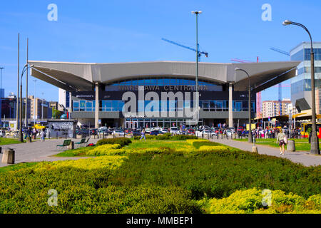 Varsovie, Mazovie / Pologne - 2018/04/22 : la gare centrale de Varsovie en centre-ville à Emilii Plater, Marszalkowska et Jean Paul II rue Banque D'Images