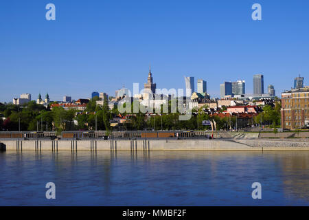 Varsovie, Mazovie / Pologne - 2018/04/22 : Vue panoramique du quartier central de Varsovie avec gratte-ciel du quartier de la CEEL et à la Vistule ban Banque D'Images