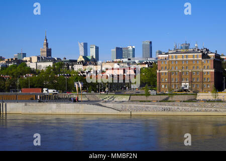 Varsovie, Mazovie / Pologne - 2018/04/22 : Vue panoramique du quartier central de Varsovie avec gratte-ciel du quartier de la CEEL et à la Vistule ban Banque D'Images