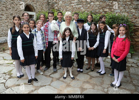 La duchesse de Cambridge pose pour une photographie avec les écoliers de l'école comme elle IM Panagiotopoulos assiste à un événement d'alphabétisation de l'UNESCO au monastère de Kaisariani à Athènes, Grèce, dans le cadre de sa visite dans le pays. Banque D'Images