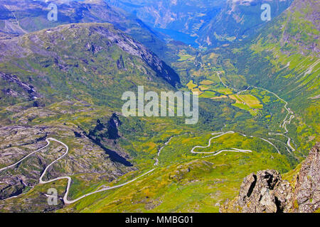 Vue panoramique du haut du Dalsnibba sur Nibbevegen Road menant à fjord de Geiranger, Norvège Banque D'Images