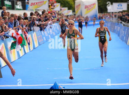 UK - Triathlon - Ligne d'Arrivée - Emma Jackson de l'Australie, les femmes de l'élite du Championnat du Monde ITU Dextro Energy Triathlon, Londres, 6 août 2011 Banque D'Images