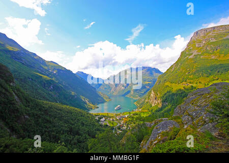 Fjord de Geiranger, belle vue sur le cette branche du Sunnylvsfjord, Norvège Banque D'Images