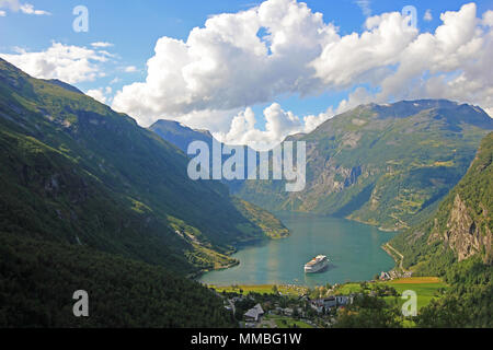 Fjord de Geiranger, belle vue sur le cette branche du Sunnylvsfjord, Norvège Banque D'Images