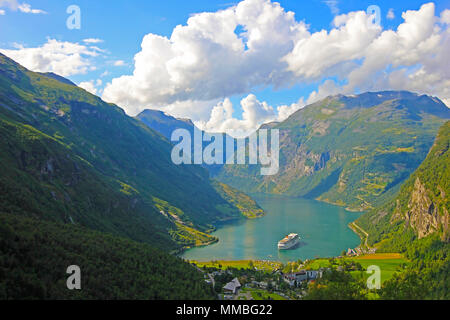 Fjord de Geiranger, belle vue sur le cette branche du Sunnylvsfjord, Norvège Banque D'Images