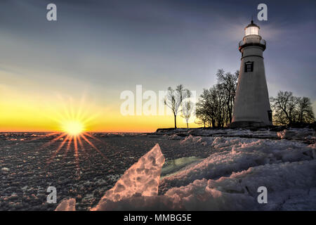 Le quartier historique de Marblehead Lighthouse dans le nord-ouest de l'Ohio se trouve le long des rives rocheuses du lac Érié. Vu ici en hiver au lever du soleil. Banque D'Images