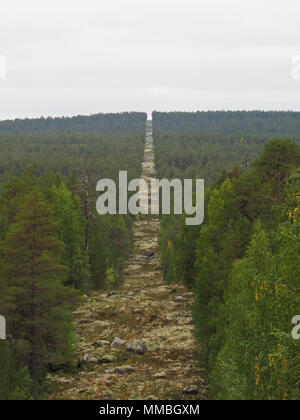 La construction du corridor forestier Three-Country Cairn sur la frontière entre la Russie, la Norvège et la Finlande Banque D'Images