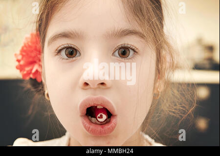 Little girl holding de bonbons dans la bouche, un bonbon dur avec forme de coeur rouge,Istanbul Banque D'Images