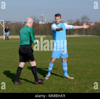 GLASGOW, ÉCOSSE - 12 mars 2014 : une finale de la coupe Université 2014 entre l'Université de Strathclyde Glasgow et Caley. Un joueur se plaint à l'arbitre. Banque D'Images