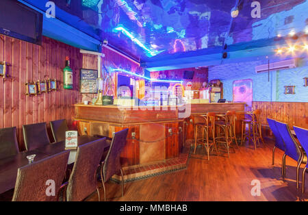 Moscou - AOÛT 2014 : Intérieur de la nuit club 'pirate'. Comptoir bar en style bateau avec néons et tabourets de bar Banque D'Images