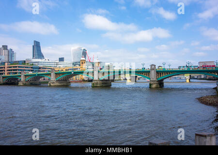 Southwark Bridge, la Tamise et les toits de la ville de Londres avec 20 Fenchurch Street, 122 Leadenhall Street et la Tour 42. Banque D'Images