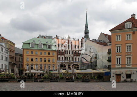 Vue d'une place centrale avec ses maisons colorées et de la cathédrale, Riga, Lettonie Banque D'Images