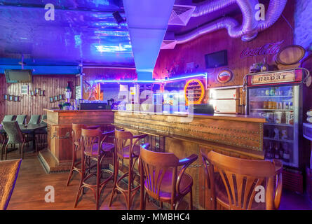 Moscou - AOÛT 2014 : Intérieur de la nuit club 'pirate'. Comptoir bar en style bateau avec néons et tabourets de bar Banque D'Images